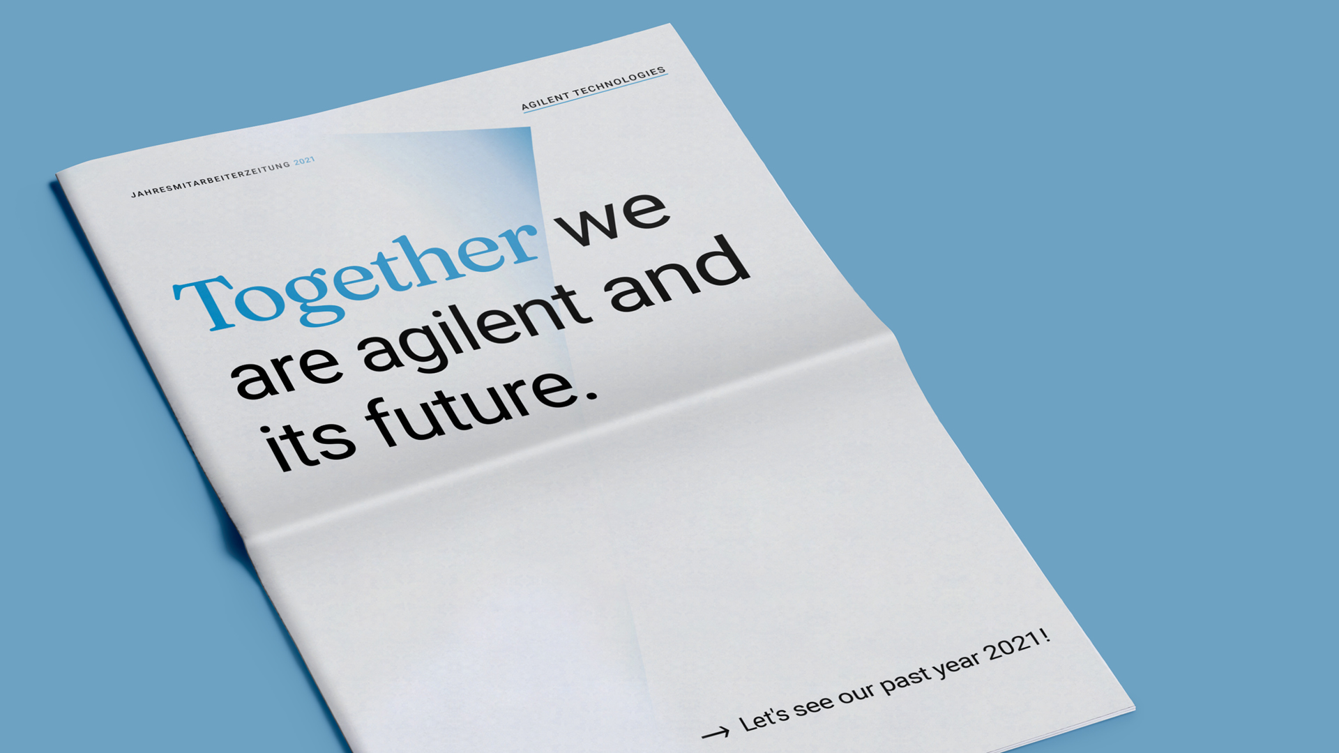 VISUELL Kommunikationsdesign: Editorial Design für die Mitarbeiterzeitung von Agilent Technologies VISUELL Kommunikationsdesign: Editorial Design Mitarbeiterzeitung: Aufgeklappte Vorderseite der Zeitung mit blauen Details - Aufschrift: Together we are agilent and its future
