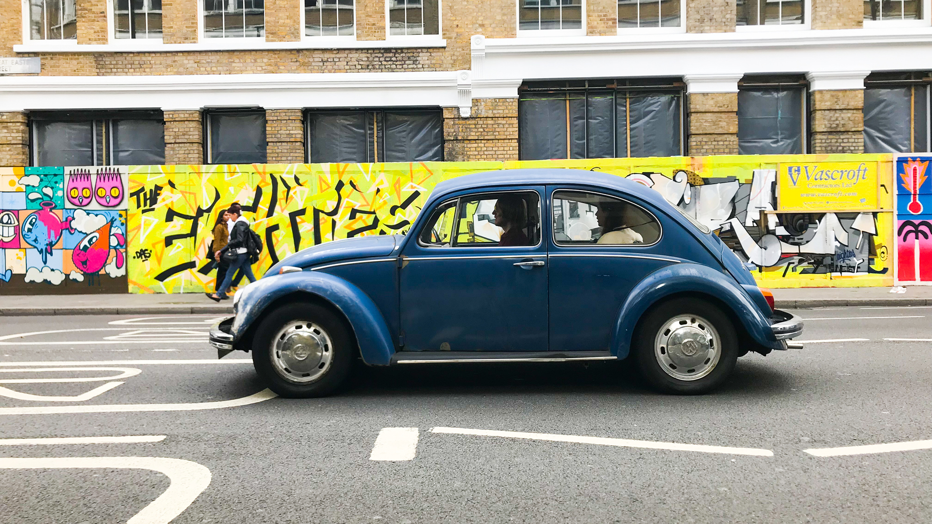 VISUELL Blogbeitrag: Weiterbildung London: Ein typisches Taxi fährt in einer Londoner Straße