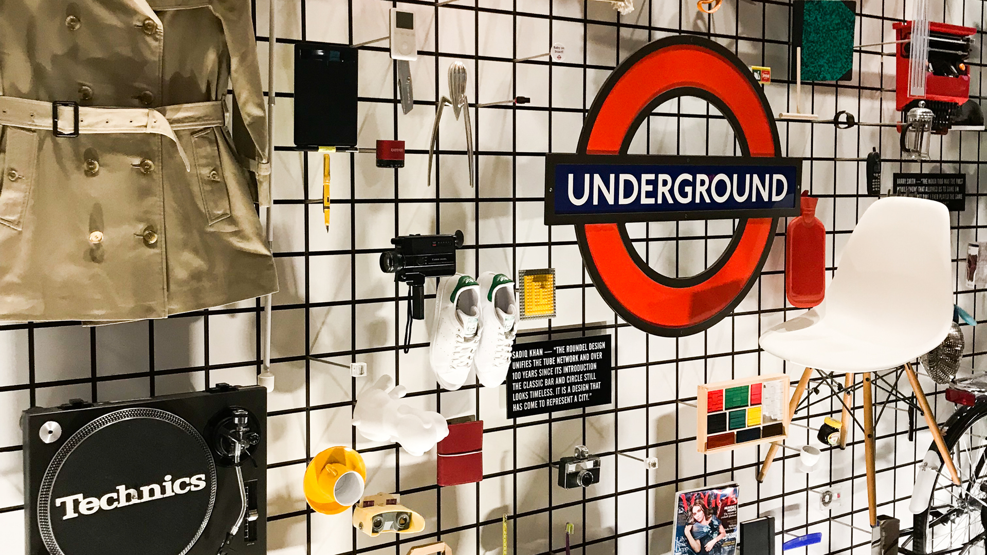 VISUELL Blogbeitrag: Weiterbildung London: Wandinstallation mit verschiedenen Gegenständen bei der London Design Biennale 2018