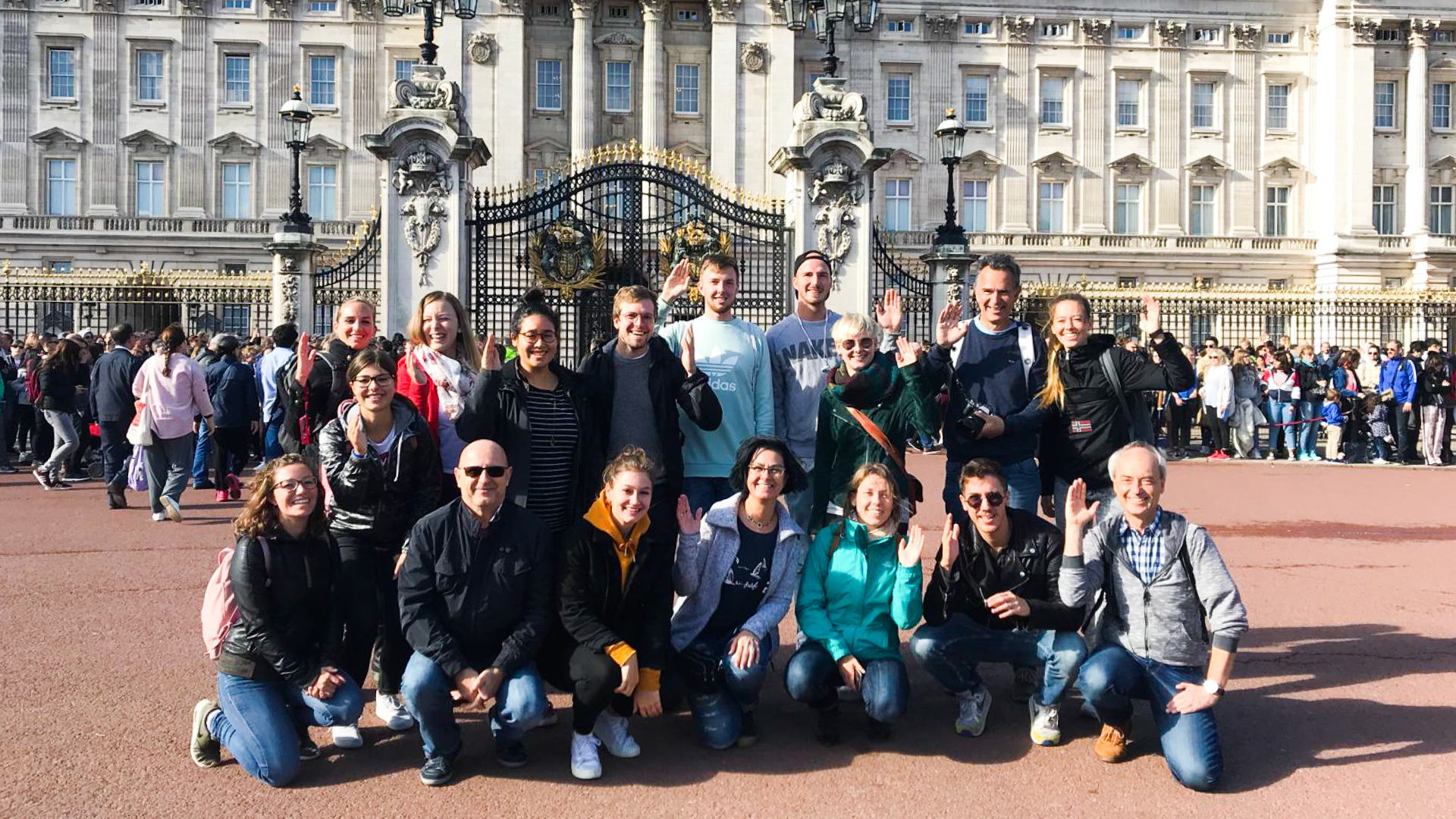 VISUELL Blogbeitrag: Weiterbildung London: Das VISUELL-Team vor dem Buckingham Palace