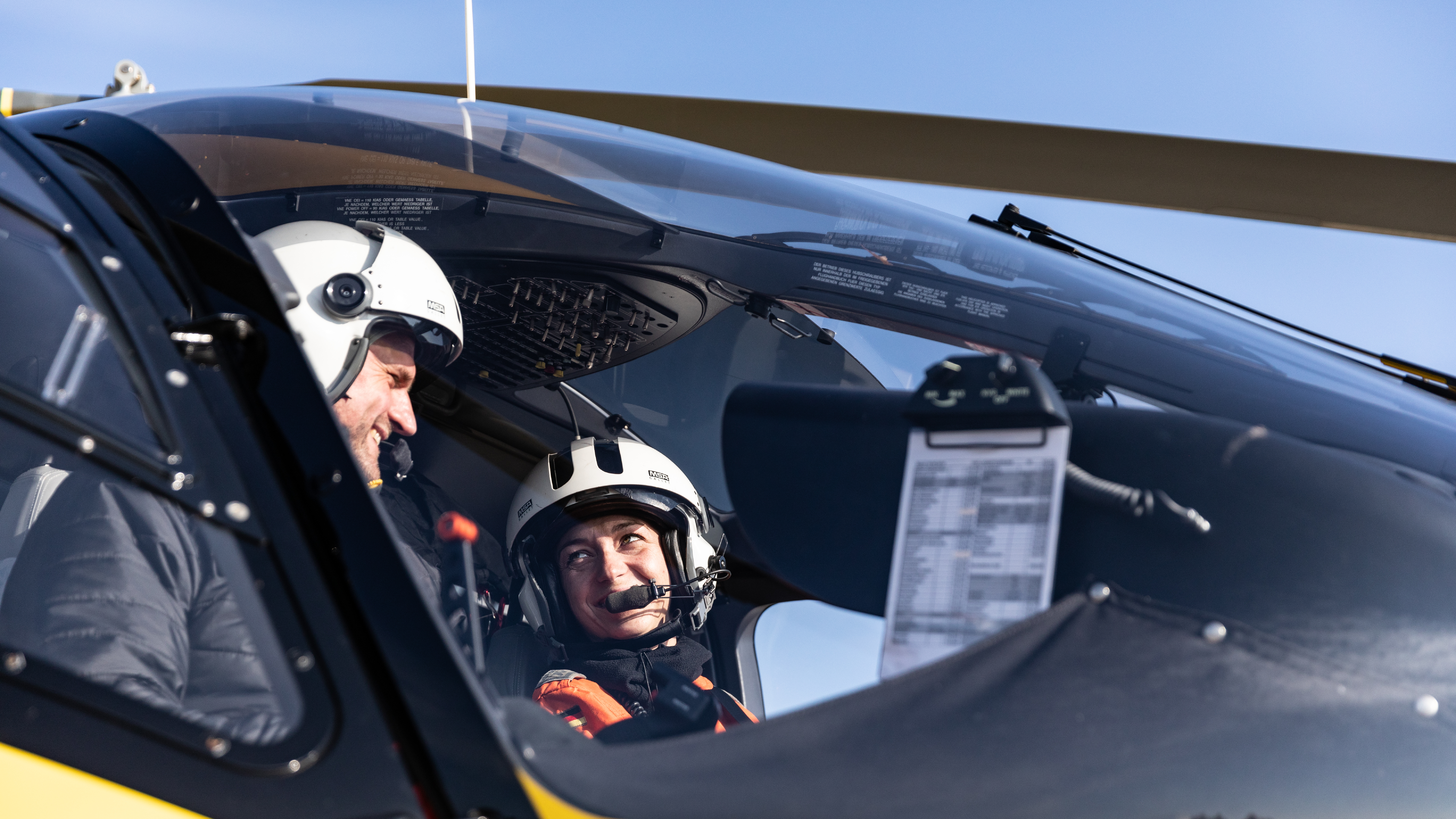 VISUELL Blogbeitrag: ADAC Luftrettung in Ulm mit dem Christoph 22: Claudia Reich sitzt in dem gelben Helikopter Christoph 22