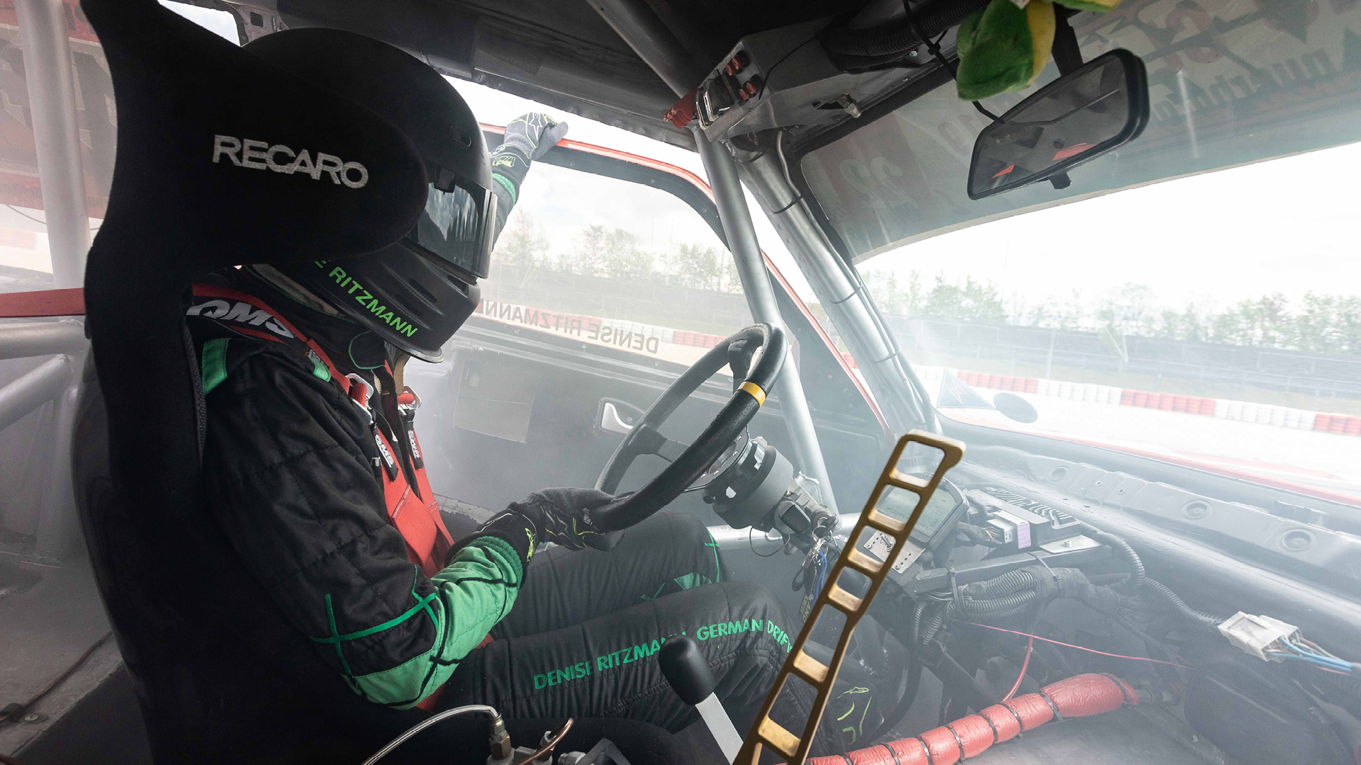 VISUELL Blogbeitrag: Titelstory des DeinsMeinsUnsers: Denise Ritzmann beim Driften in ihrem Auto