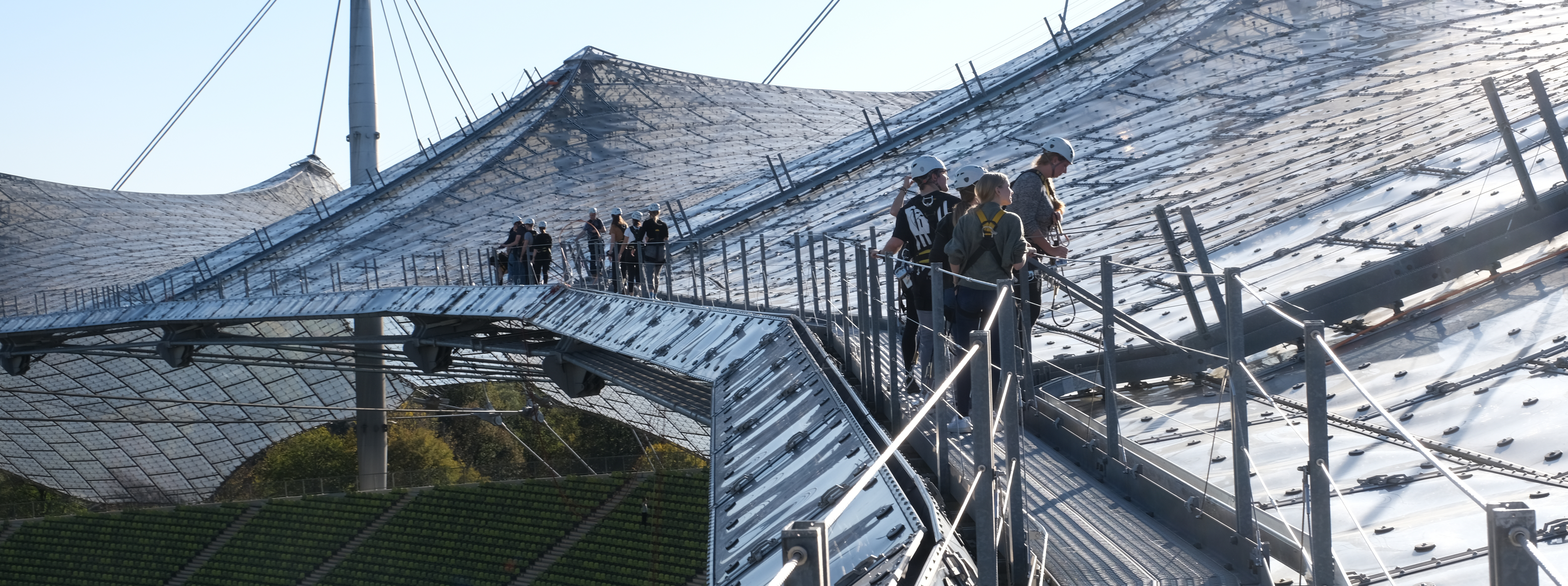 VISUELL Blogbeitrag: Auf Weiterbildung in Innsbruck und München erleben wir extreme Dinge VISUELL Blogbeitrag: Weiterbildung in Innsbruck und München: Das VISUELL Team steht auf dem Dach des Olympiastadions in München