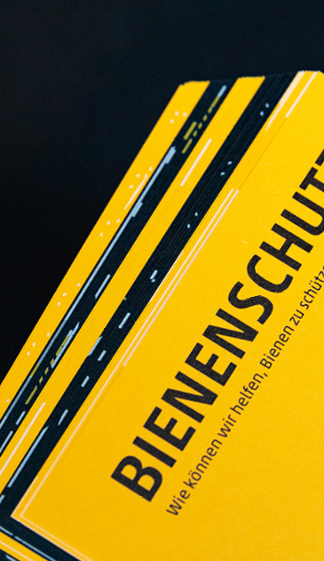 VISUELL Blogbeitrag: VISUELL-Kalender 2020: Detailansicht gelbe Seiten - Aufschrift: Bienenschutz