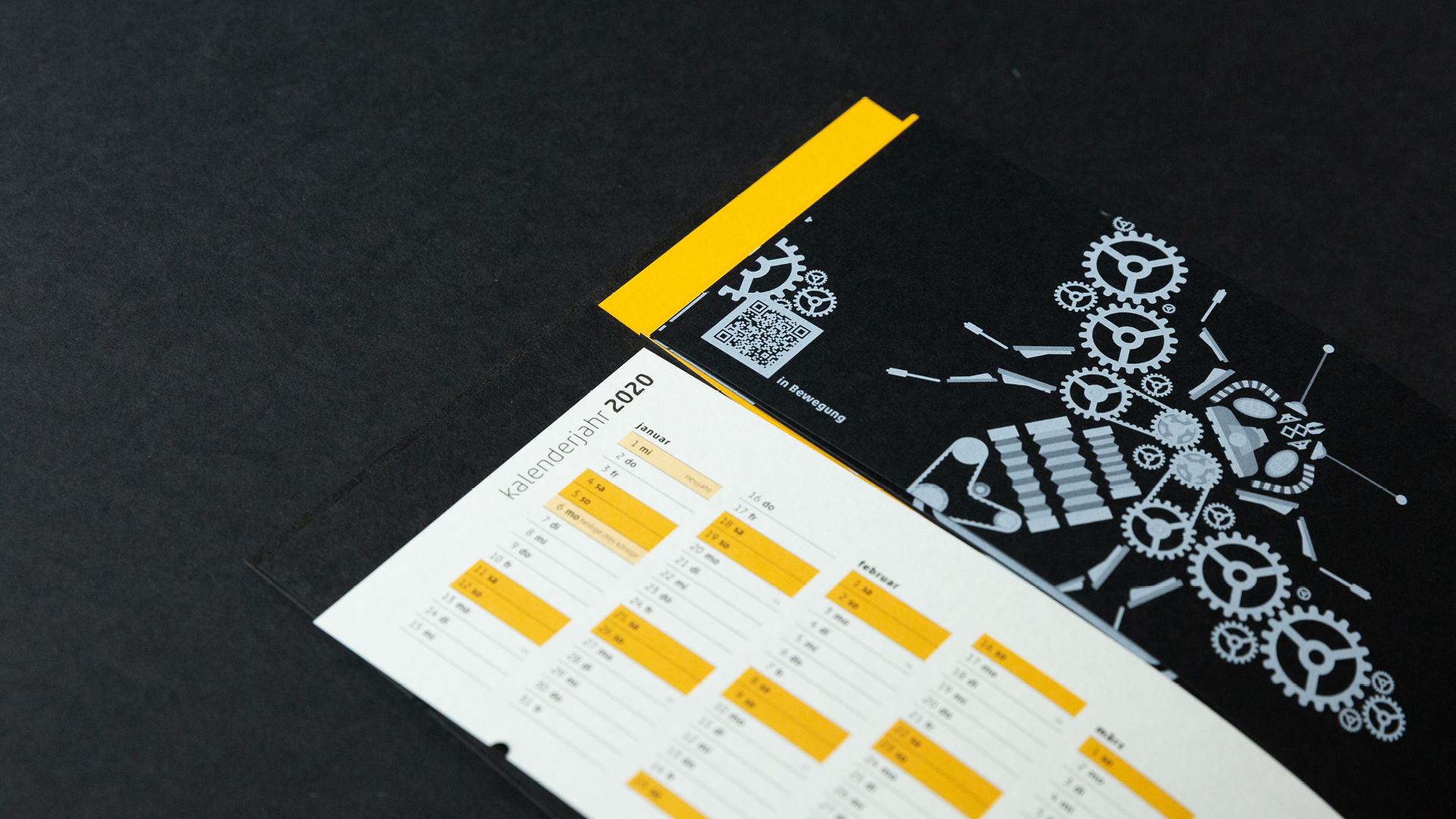  VISUELL Blogbeitrag: VISUELL-Kalender 2020: Seitenansicht des Kalenders, obere Hälfte schwarz mit weißer Bienen-Illustration, untere Hälfte gelb-weißer Kalender 2020