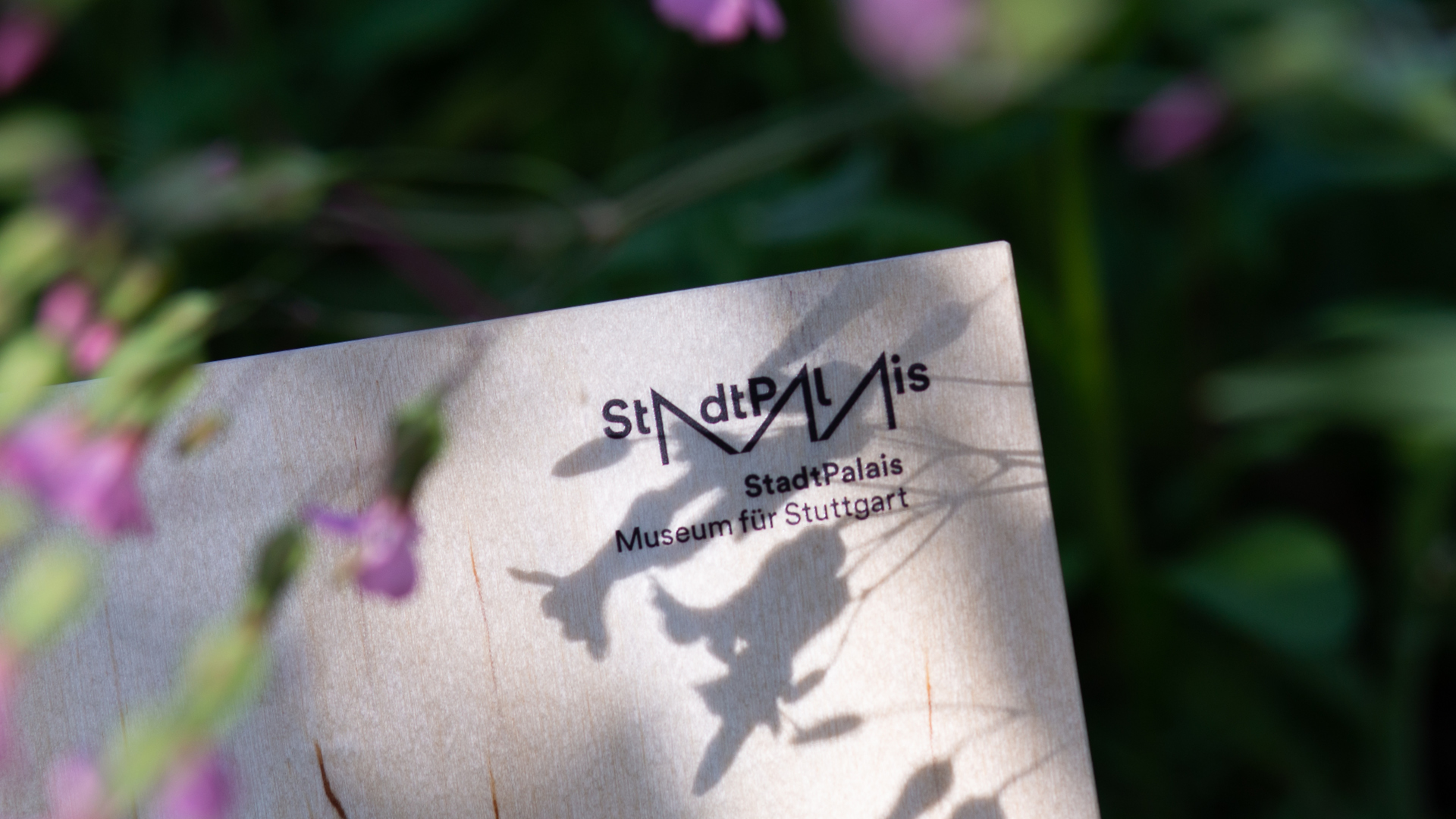 VISUELL Blogbeitrag: Schmetterlingswiese: Detailaufnahme Informationstafel Ecke - Aufschrift: StadtPalais-Musuem für Stuttgart