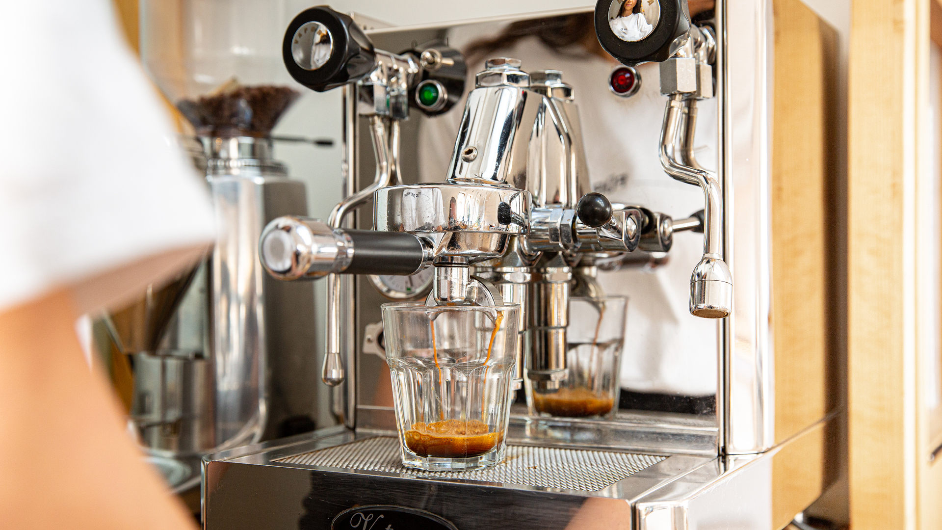 VISUELL Blogbeitrag: Kaffeegenuss: Kaffee wird an einer Siebträgermaschine produziert