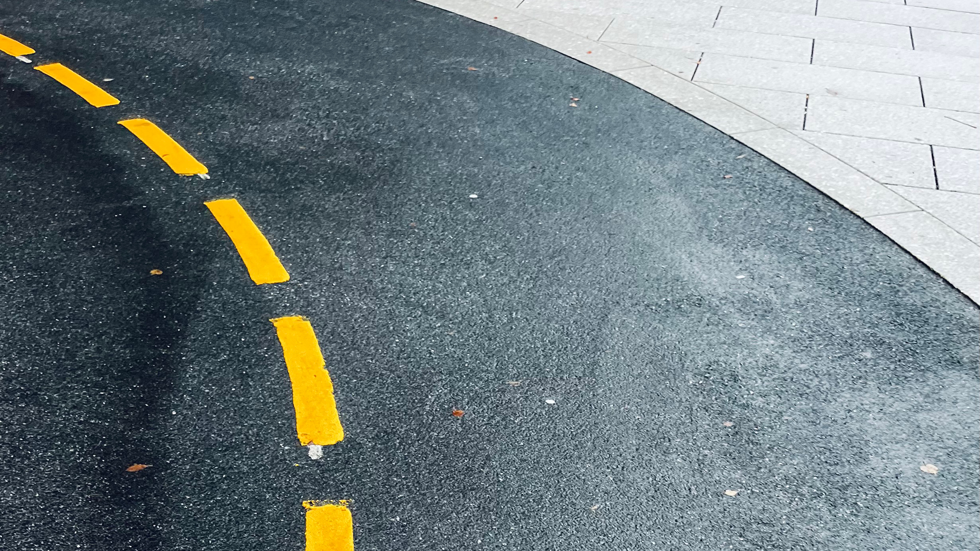 VISUELL Blogbeitrag: Weiterbildung in Oslo: Eine Straße mit einem gelben Mittelstreifen