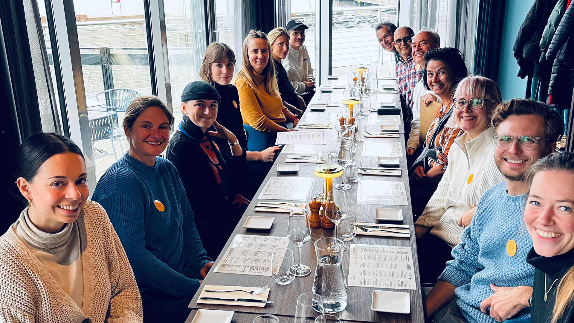 VISUELL Blogbeitrag: Weiterbildung in Oslo: Das VISUELL-Team beim Essen auf dem Schiff