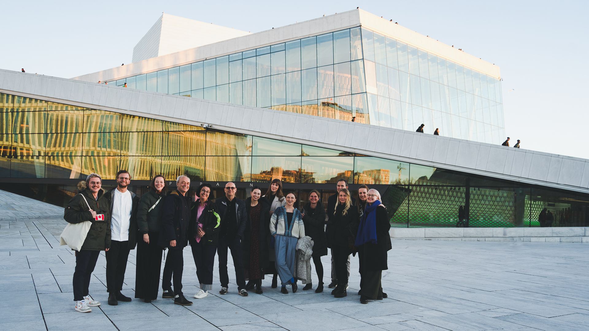VISUELL Blogbeitrag: Weiterbildung in Oslo: Das VISUELL-Team vor der Oper in Oslo