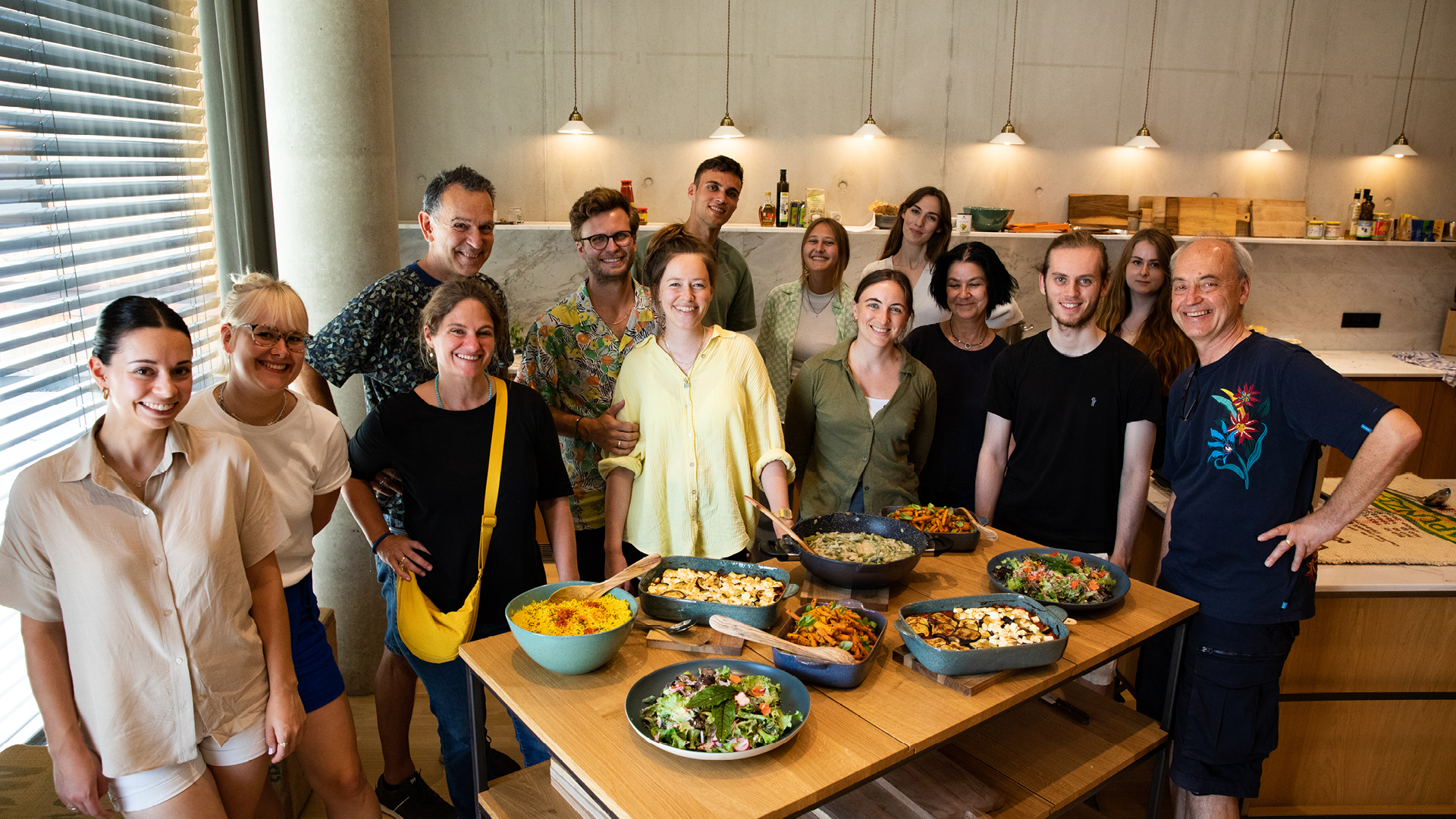 VISUELL Blogbeitrag: Weiterbildung in der Rapunzelwelt: Das VISUELL-Team steht vor einem Tisch voller angerichteten Rezepte