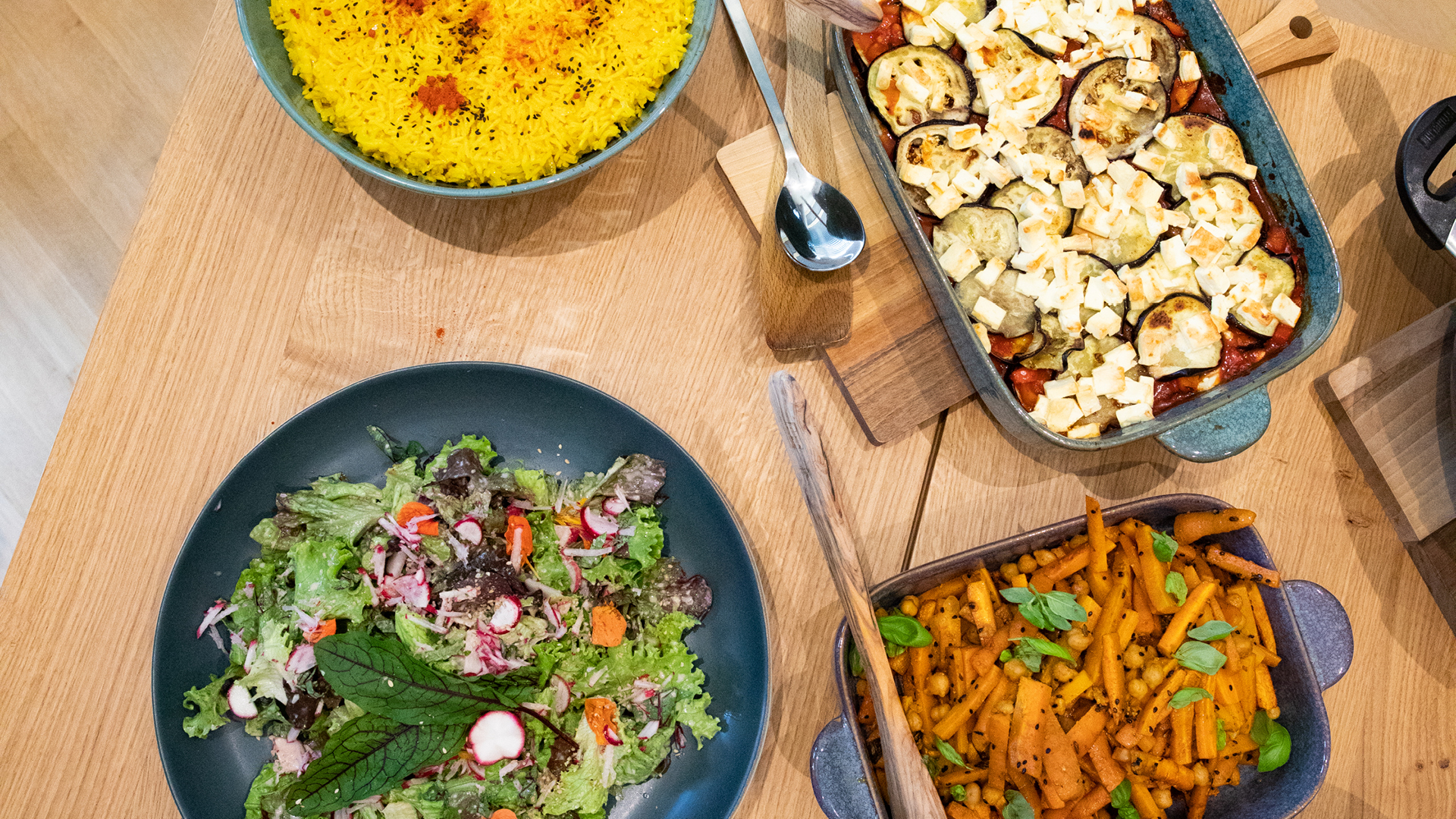 VISUELL Blogbeitrag: Weiterbildung in der Rapunzelwelt: Das zubereitete Essen schön angerichtet auf einem Holztisch