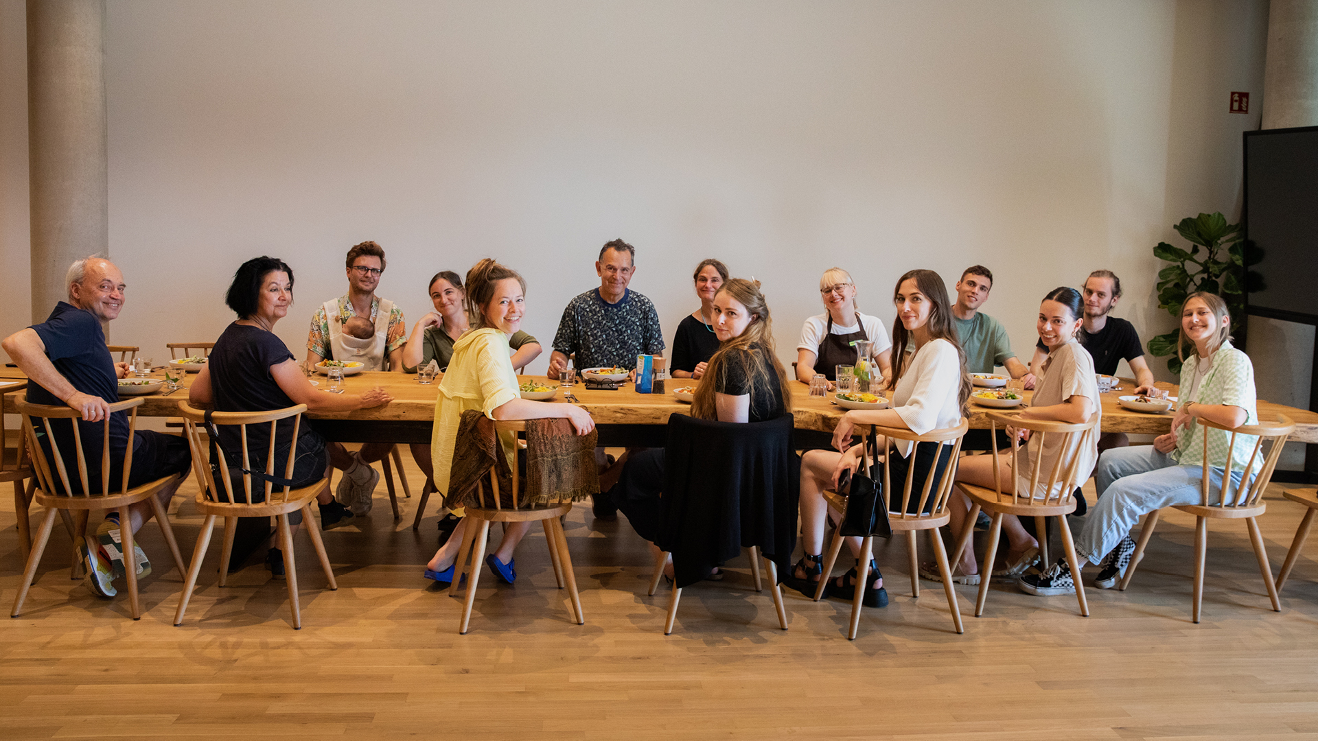 VISUELL Blogbeitrag: Weiterbildung in der Rapunzelwelt: Das gesamte VISUELL-Team am Esstisch