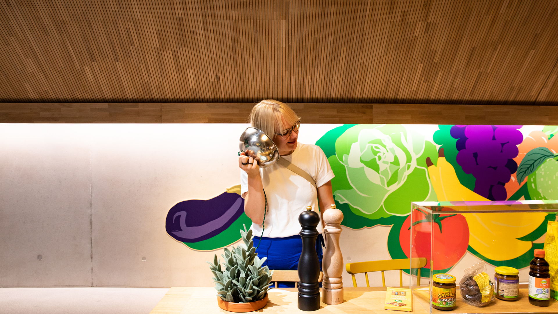 VISUELL Blogbeitrag: Weiterbildung in der Rapunzelwelt: Annika von VISUELL steht an einem Exponat des Rapunzel-Ausstellung