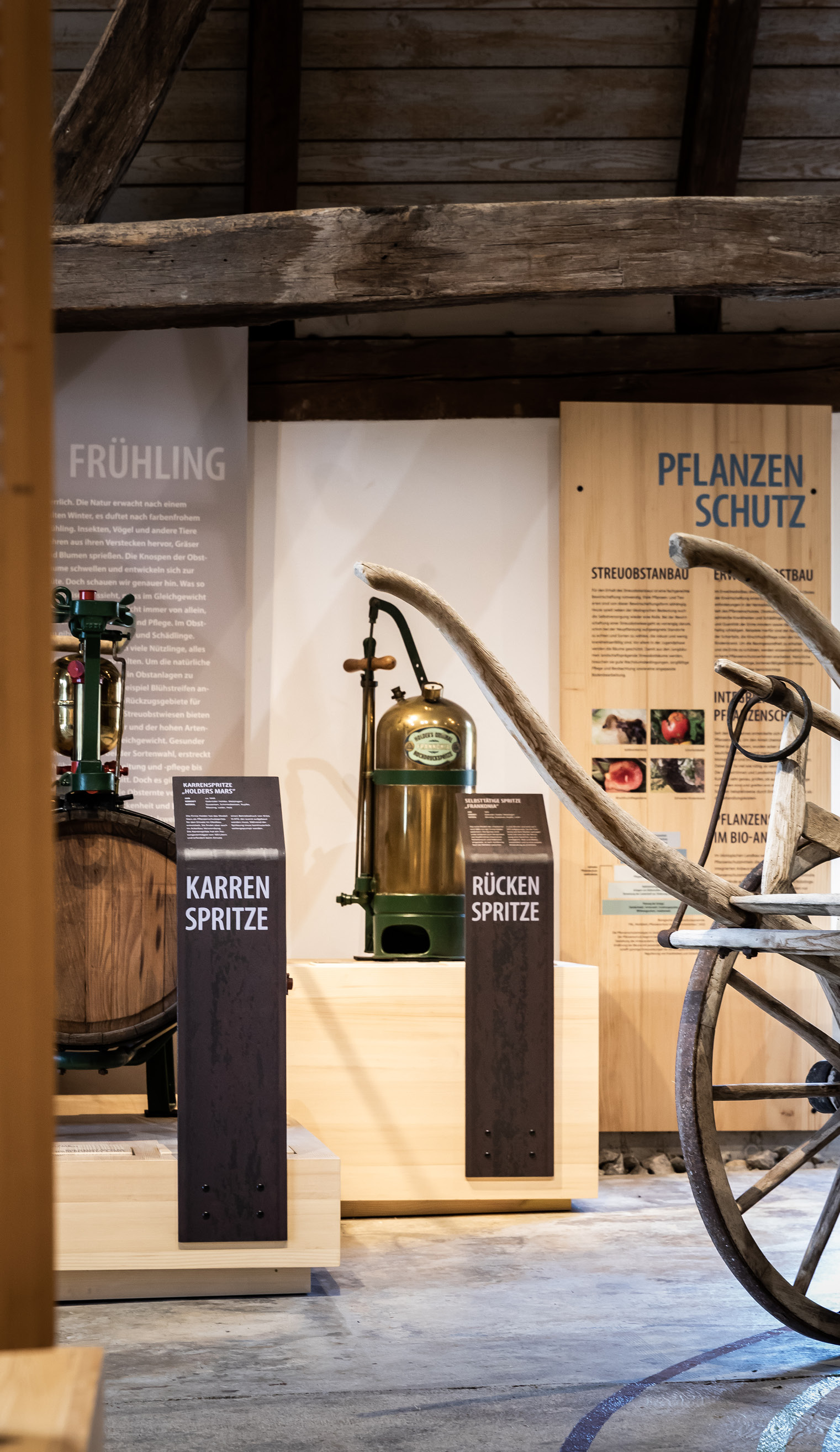 VISUELL Blogbeitrag: FOCUS OPEN Award 2024 Gold: Einblick in das Obstbaumuseum Glems mit Exponaten, Beschriftungen und Informationsträgern