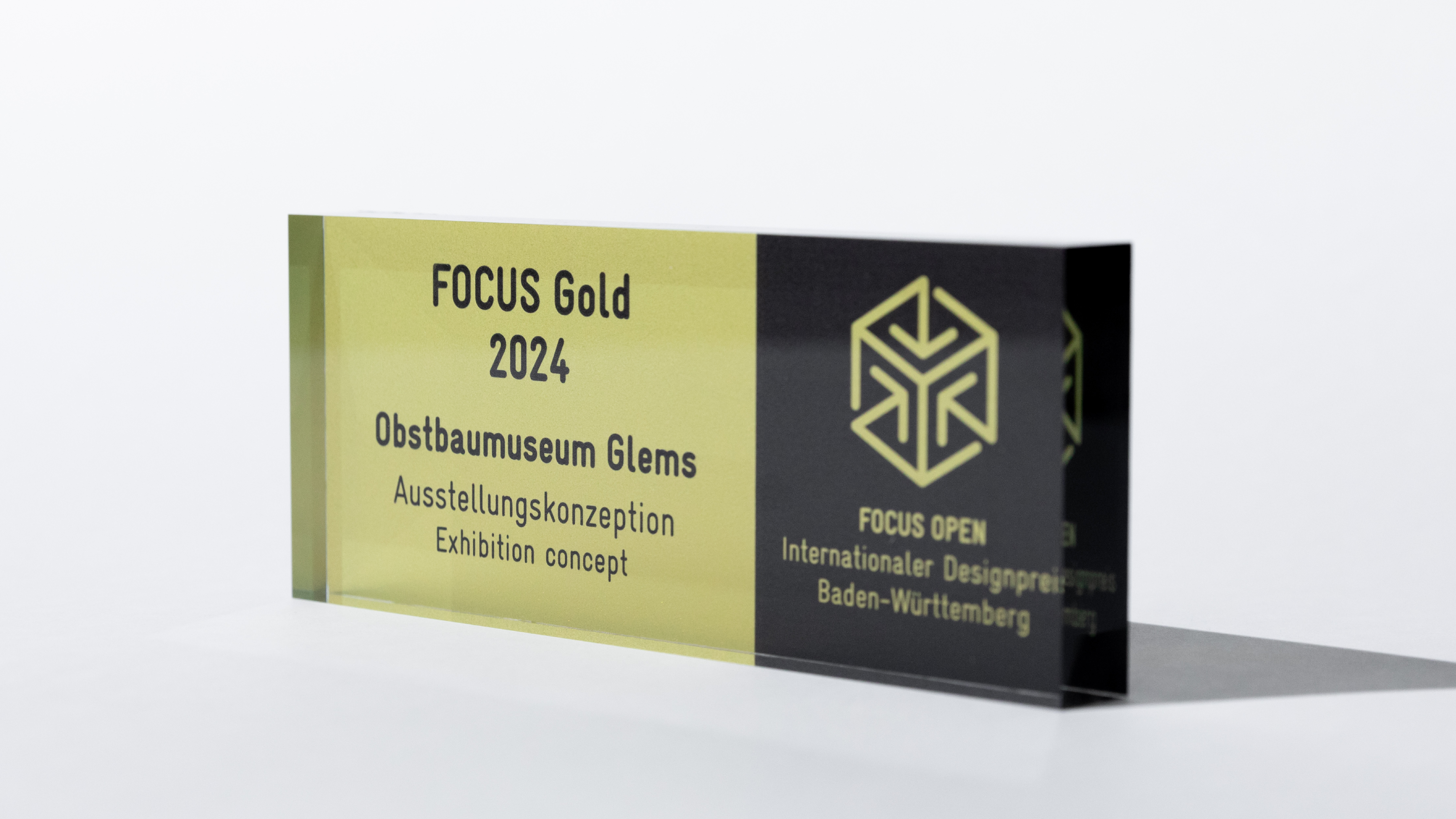 VISUELL Blogbeitrag: FOCUS OPEN Award 2024 Gold: Trophäe des Internationalen Designpreis Baden-Württemberg FOCUS Gold 2024 für die Ausstellungskonzeption des Obstbaumuseum Glems