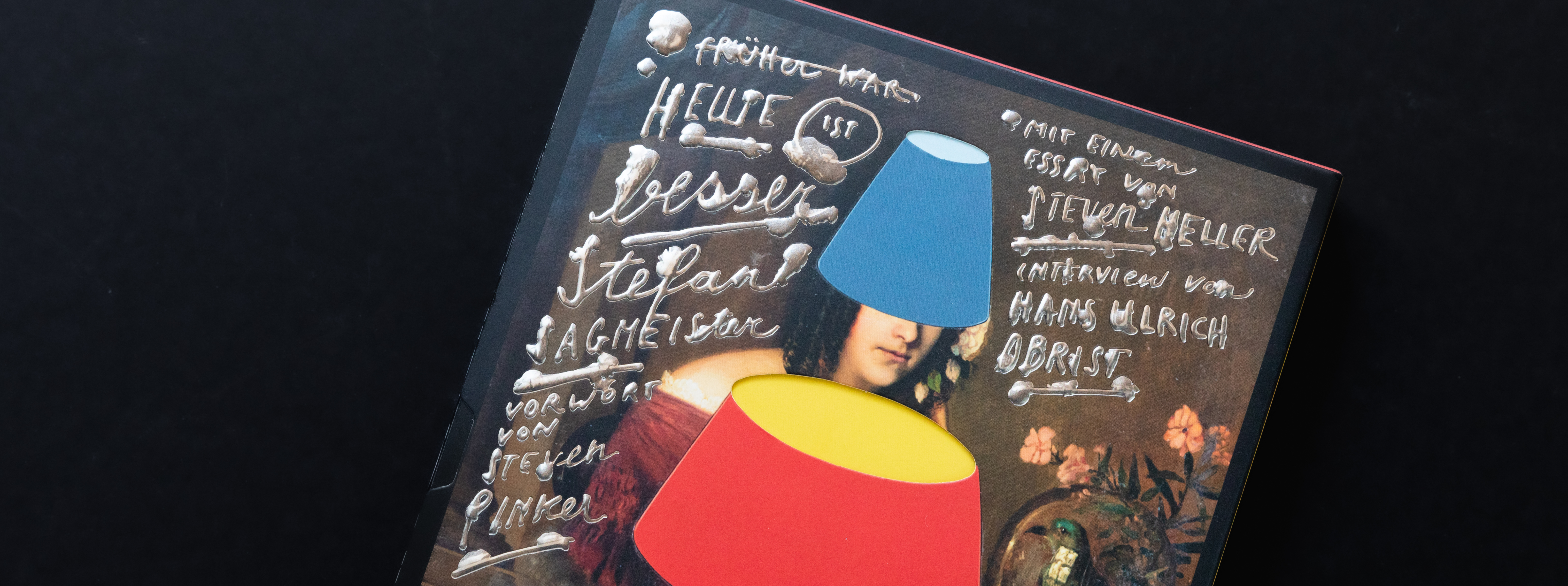 VISUELL Blogbeitrag: Stefan Sagmeister „Heute ist besser": Vorderseite Schuber „Heute ist besser" mit Silberveredlung des Titels, einem Ölgemälde einer Frau und überlagerter Infografik mit Ausstanzungen