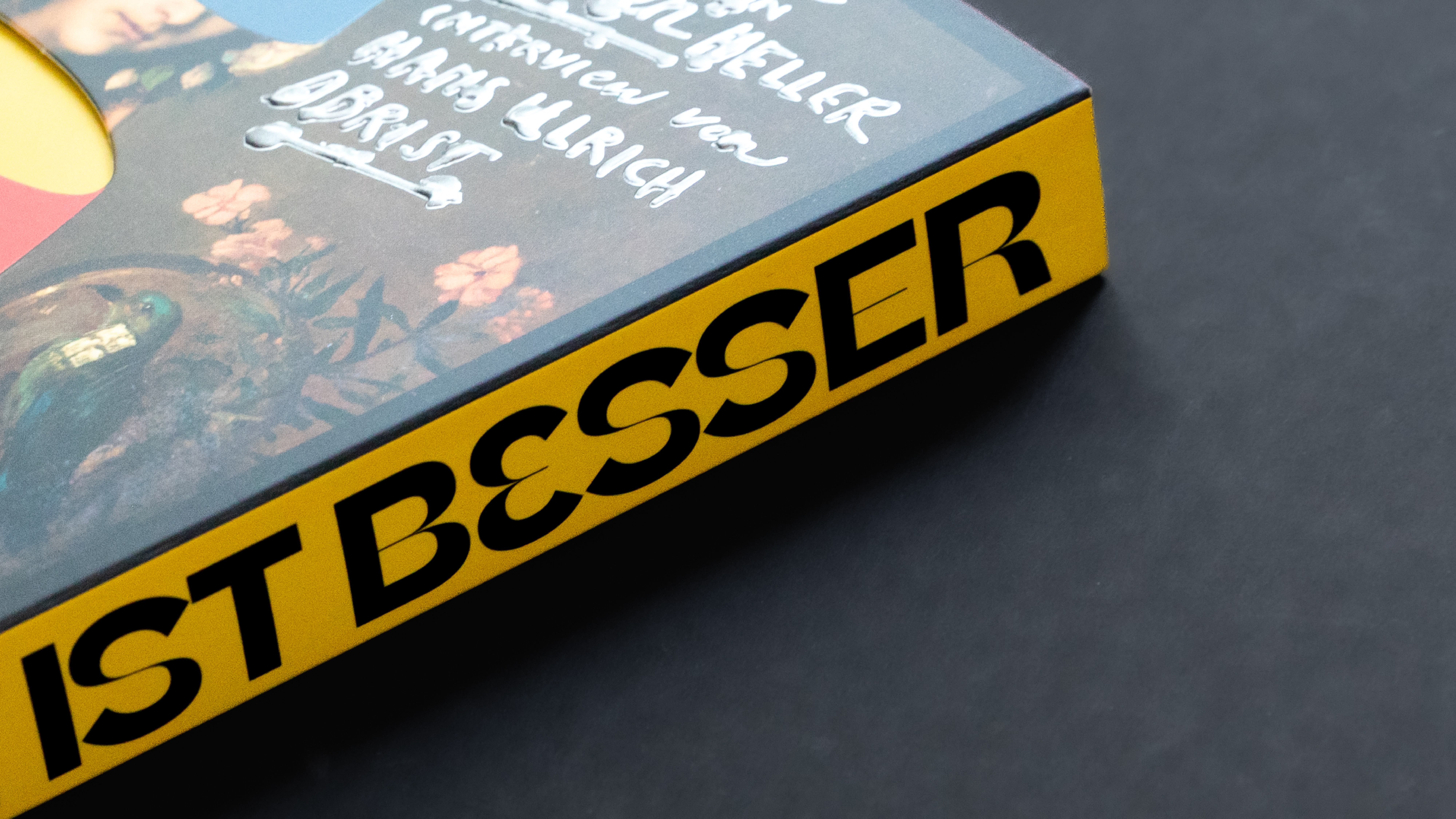 VISUELL Blogbeitrag: Stefan Sagmeister „Heute ist besser": Detailaufnahme des gelben Buchrückens mit schwarzer Schrift