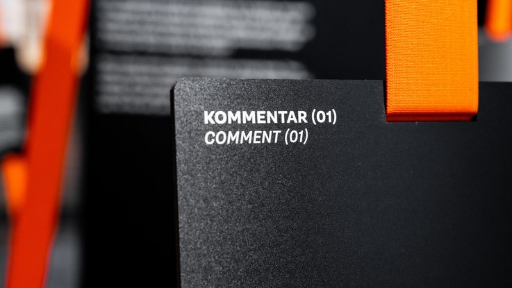 VISUELL Szenografie: Sonderausstellung: Anti Anti 2.0: Typografisches Detail „Kommentar“ auf schwarzem Träger; Inhalte greifen direkt in die Wahrnehmung ein.