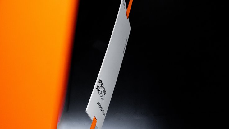 VISUELL Szenografie: Sonderausstellung: Anti Anti 2.0: Nahaufnahme eines Textträgers mit orangefarbenem Band im Hintergrund; 