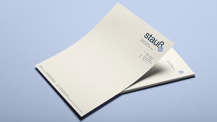VISUELL Kommunikationsdesign: Corporate Design Stauß: Briefbogen und Geschäftspapier im neuen Corporate Design; zu sehen sind Logo, Signet, Absender- und Kontaktdaten in einer klaren, großzügigen und systematischen Gestaltung.