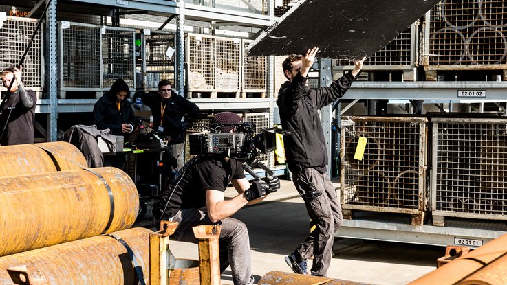 VISUELL Kommunikationsdesign: Kino-Werbespot für STAHL CraneSystems: An einer Location befindet sich der Kameramann und seine Assistenz