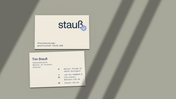 VISUELL Kommunikationsdesign: Corporate Design Stauß VISUELL Kommunikationsdesign: Corporate Design Stauß: Visitenkarten im neuen Design mit Wortmarke, Häkchen-Signet und klar strukturierter Typografie; die Komposition betont Wertigkeit, Ordnung und gestalterische Konsistenz.