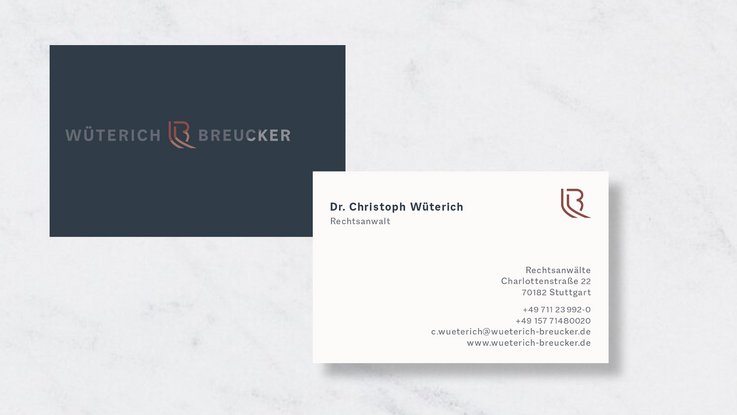 VISUELL Kommunikationsdesign: Corporate Design: Beide Seiten der Visitenkarte mit Wort-Bild-Marke auf der Vorderseite sowie Signet und Schrift auf der Rückseite