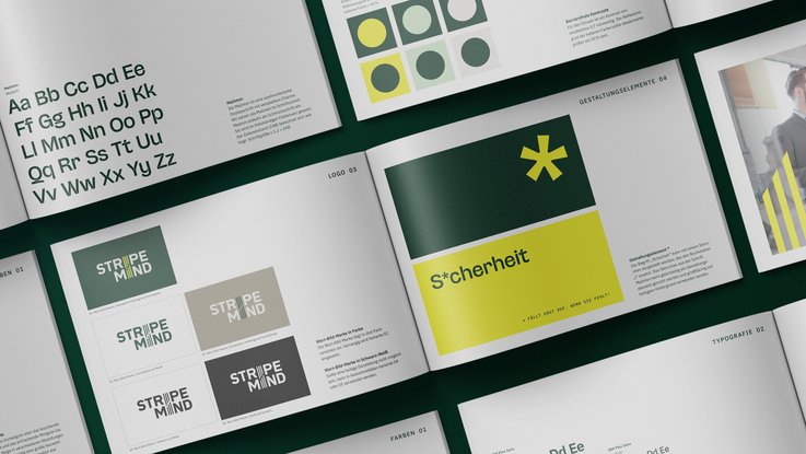 VISUELL Kommunikationsdesign: Corporate Design STRIPEMIND: Gestaltungsrichtlinien aufgeschlagen; Seiten zeigen Farbdefinitionen, Schriftarten und Anwendungen des Logos STRIPEMIND im Corporate Design.