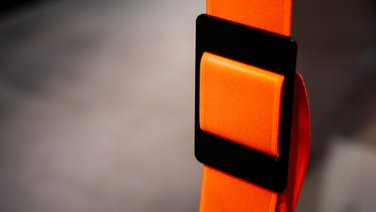 VISUELL Szenografie: Sonderausstellung: Anti Anti 2.0: Detailansicht eines orangefarbenen Bandes mit schwarzer Schnalle