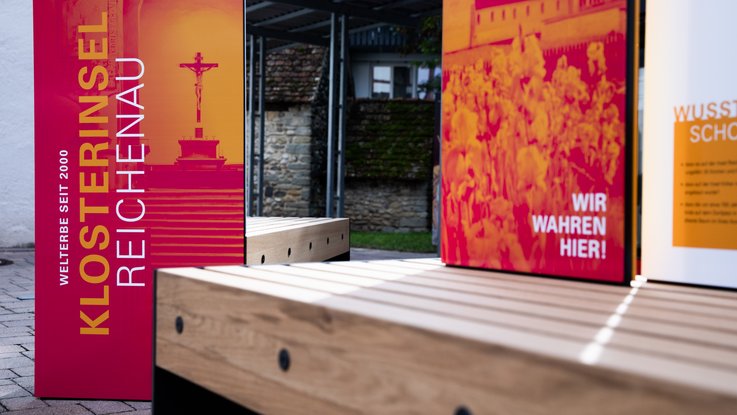 VISUELL Szenografie: Wahre Wunderbänke: Vorderseite der Sitzbänke mit Informationseinheiten in orange und magenta