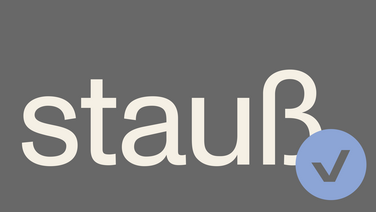 VISUELL Kommunikationsdesign: Corporate Design Stauß VISUELL Kommunikationsdesign: Corporate Design Stauß: Großansicht der Wortmarke „stauß“ mit integriertem Signet aus Kreis und Häkchen; das Logo zeigt die modernisierte, geometrische Formensprache des Relaunchs.