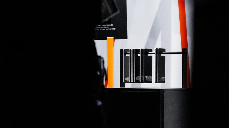 VISUELL Szenografie: Sonderausstellung: Anti Anti 2.0: Analoge Medienstation „Verschwörungsgenerator“ mit integrierten Modulen; interaktive Elemente erweitern die Ausstellung um haptische Touchpoints.