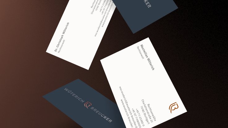 VISUELL Kommunikationsdesign: Corporate Design: Vier Visitenkarten fallen und zeigen Vorder- und Rückseite