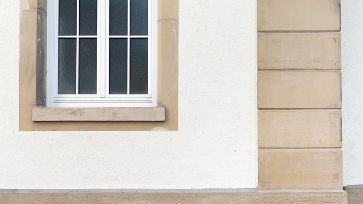VISUELL Kommunikationsdesign: Wandgrafiken Landeshauptstadt Stuttgart: Architektonisches Detail einer Fassade als ruhiges, strukturelles Gegenbild zur grafischen Gestaltung im Innenraum.