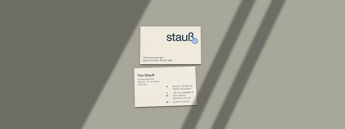VISUELL Kommunikationsdesign: Corporate Design Stauß VISUELL Kommunikationsdesign: Corporate Design Stauß: Visitenkarten des neuen Corporate Designs in einer Gesamtansicht mit viel Freiraum; die Gestaltung zeigt Logo, Signet, Monospaced-Details und die ruhige, strukturierte Farbwelt.