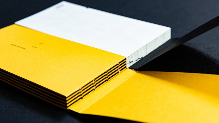 VISUELL Blogbeitrag: VISUELL-Kalender 2020 zum Thema Bienenschutz VISUELL Blogbeitrag: VISUELL-Kalender 2020: Aufteilung des Kalenderbuchs in gelbe und eine weiße Seiten in der Hälfte