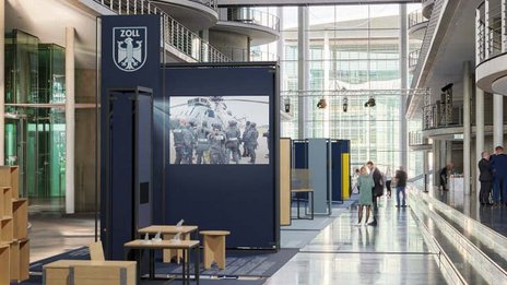 VISUELL Szenografie: Rendering eines Details der Ausstellung in Form einer Projektion mit Film über die Arbeit von Zöllnerinnen und Zöllnern