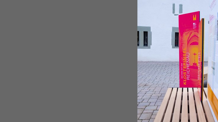 VISUELL Szenografie: Wahre Wunderbänke: Sitzbank mit Informationstafel, auf der das Hauptmotiv der Informationseinheit abgebildet ist