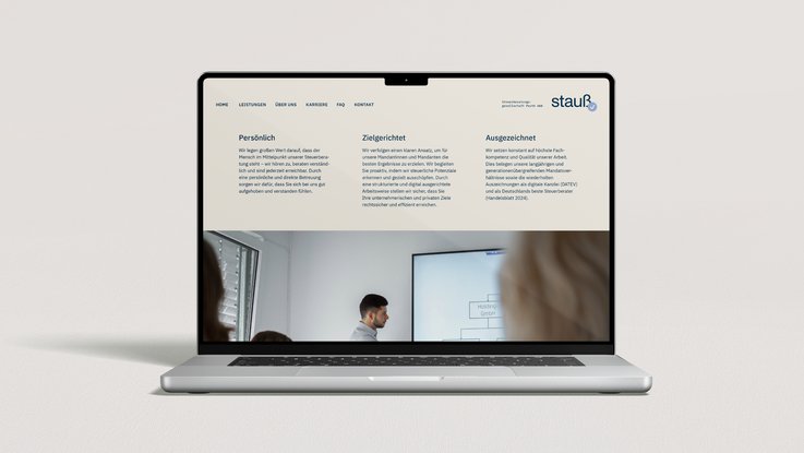 VISUELL Kommunikationsdesign: Corporate Design Stauß: Website auf einem Laptop mit klar gegliederten Inhaltsbereichen und großzügigem Layout; die Desktop-Ansicht zeigt das neue UX- und UI-Design des Onepagers im Corporate Design.