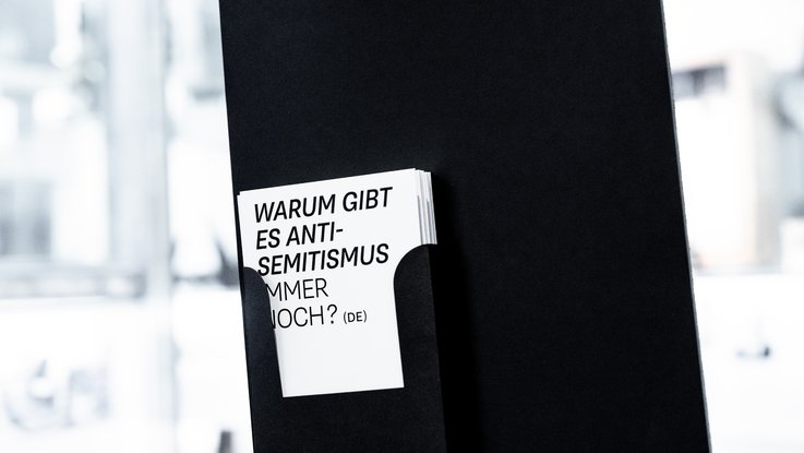 VISUELL Szenografie: Sonderausstellung: Anti Anti 2.0: Detail eines Mitnahmeangebots wie Sticker oder Postkarten; partizipative Inhalte regen zur nachhaltigen Auseinandersetzung an.