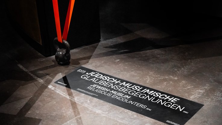 VISUELL Szenografie: Sonderausstellung: Anti Anti 2.0: Detail eines Kettleballs und eines Bodenstickers