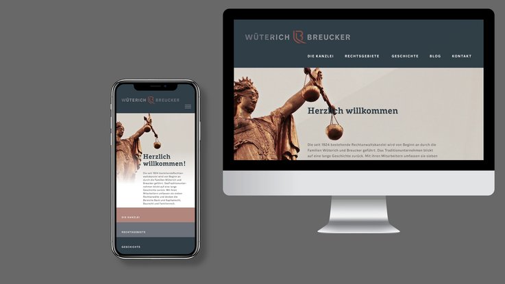 VISUELL Kommunikationsdesign: Corporate Design: Startseite der Internetseite auf Smartphone und Bildschirm mit Bild der Justitia im Hintergrund sowie Navigation und Intro-Text 