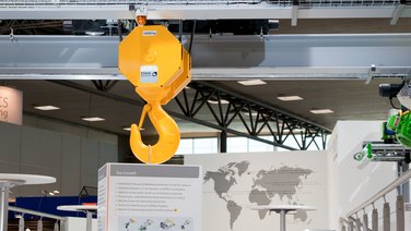 VISUELL Szenografie: Messestand STAHL CraneSystems: Nahaufnahme eines Hebezeugs