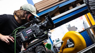 VISUELL Kommunikationsdesign: Kino-Werbespot für STAHL CraneSystems: Der Kameramann in Action