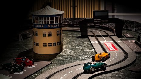 VISUELL Szenografie: Mythos Solitude: Carrera-Rennstrecke mit vier Odltimern
