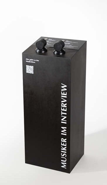VISUELL Kommunikationsdesign: Gesamtansicht der Hörstation mit Knöpfen, eleganter Beschriftung und Einhandkopfhörern