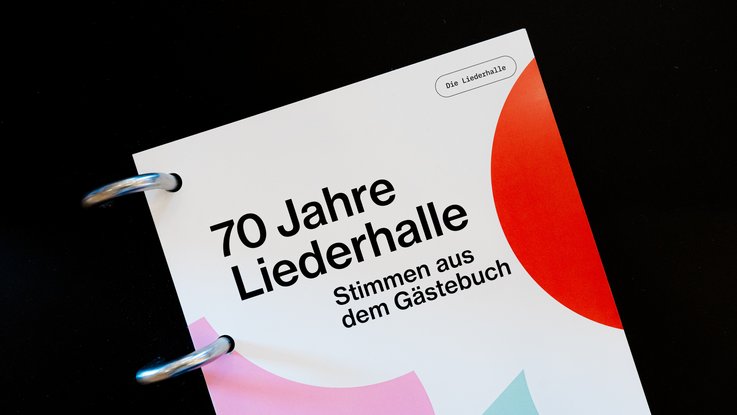 VISUELL Szenografie: Jubiläumsausstellung: 70 Jahre Fernsehturm und Liederhalle: Interaktives Element zum Durchblättern enthält Stimmen aus dem Gästebuch