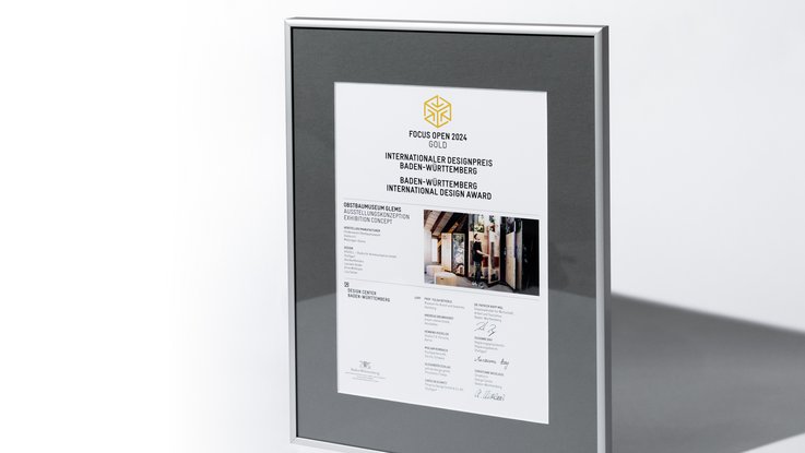 VISUELL Blogbeitrag: VISUELL gewinnt den FOCUS OPEN 2024 Gold für das Obstbaumuseum Glems VISUELL Blogbeitrag: FOCUS OPEN Award 2024 Gold: Die gerahmte Urkunde mit dem Internationalen Designpreis Baden-Württemberg