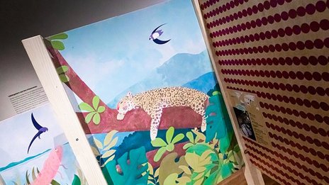 VISUELL Szenografie: Ausstellung „Spurensuche“: Illustration eines Tigers, der auf einem Ast liegt und schläft